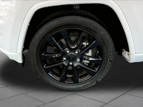 Used 2018 Jeep Grand Cherokee Altitude RWD image 12