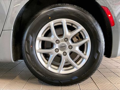 Used 2023 Chrysler Pacifica Touring-L FWD image 33