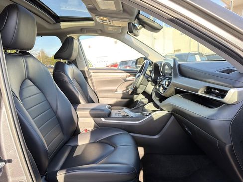 Used 2023 Toyota Highlander XLE image 21