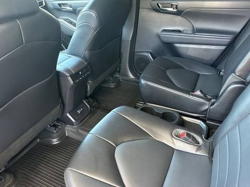 Used 2022 Toyota Highlander XLE AWD/4WD image 12