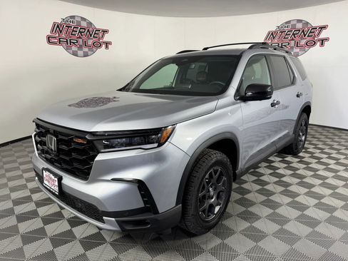 Used 2025 Honda Pilot TrailSport image 3