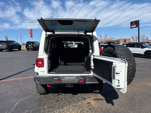 Used 2022 Jeep Wrangler Unlimited Rubicon w/ LED Lighting Group AWD/4WD image 9