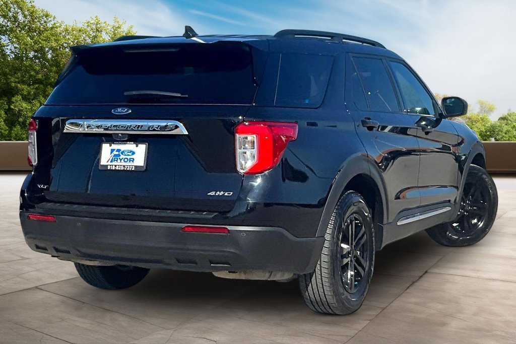 Used 2023 Ford Explorer XLT AWD/4WD image 2