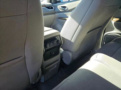 Used 2017 GMC Acadia SLE image 12