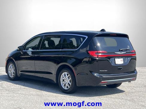 Used 2024 Chrysler Pacifica Touring-L FWD image 2
