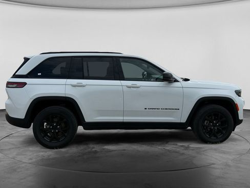 Used 2024 Jeep Grand Cherokee Altitude RWD image 11