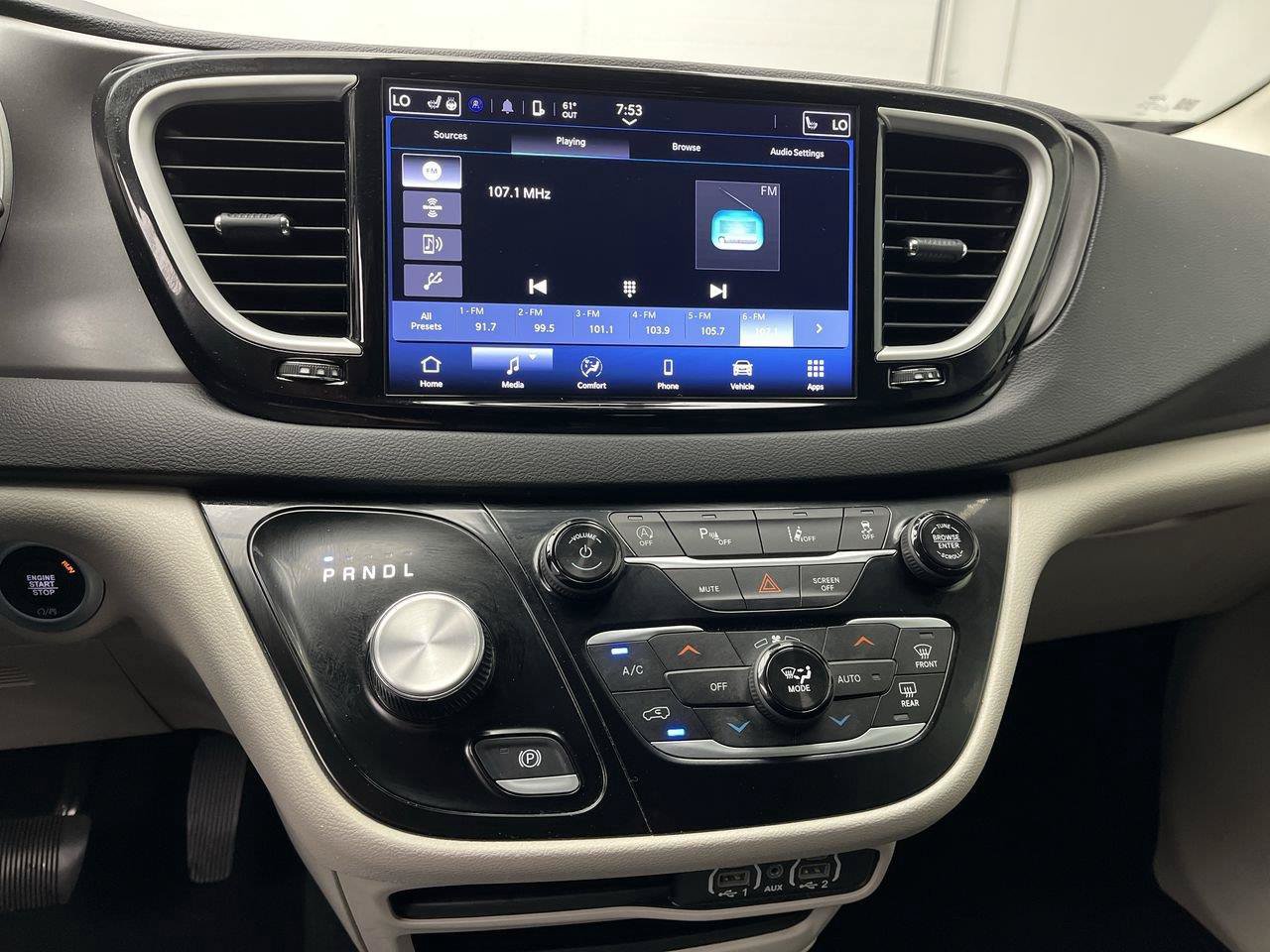 Used 2024 Chrysler Pacifica Touring-L FWD image 16