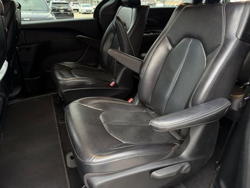 Used 2022 Chrysler Pacifica Touring-L w/ Uconnect Theater Family Group image 10
