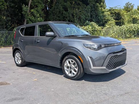 Used 2024 Kia Soul LX w/ Option Group 015 FWD image 2