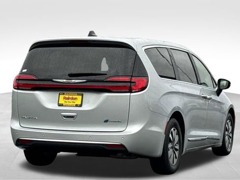 Used 2023 Chrysler Pacifica Limited image 10
