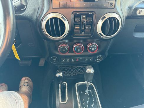 Used 2017 Jeep Wrangler Unlimited Sahara image 21