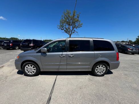 Used 2014 Chrysler Town & Country Touring FWD image 18