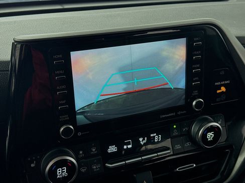 Used 2020 Toyota Highlander XLE image 2