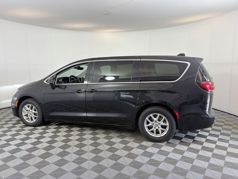 Used 2023 Chrysler Pacifica Touring-L FWD image 9