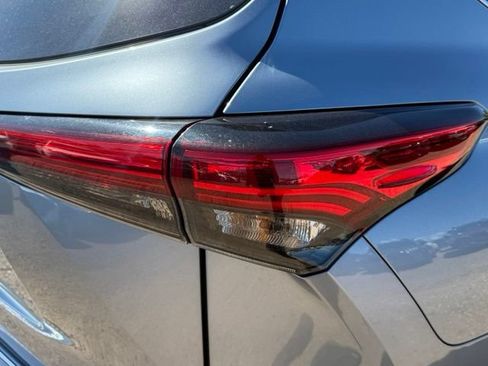 Used 2023 Toyota Highlander XLE AWD/4WD image 14