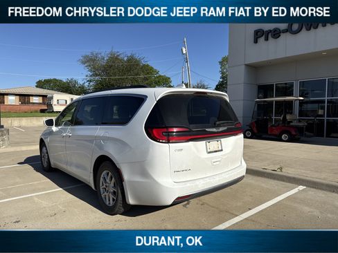 Used 2022 Chrysler Pacifica Touring-L FWD image 3