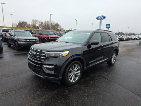 Used 2023 Ford Explorer XLT w/ Equipment Group 202A image 3