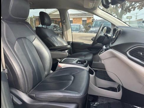 Used 2024 Chrysler Pacifica Touring-L image 12