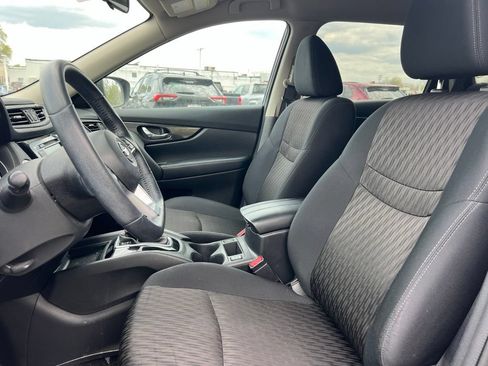 Used 2018 Nissan Rogue SV FWD image 2