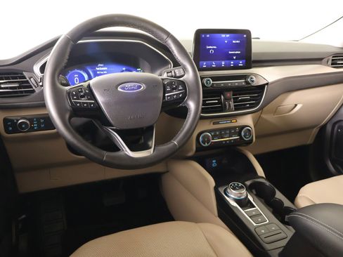 Used 2022 Ford Escape Titanium AWD/4WD image 2