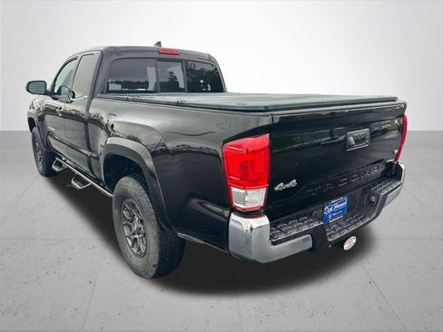 Certified 2017 Toyota Tacoma SR5 AWD/4WD image 10