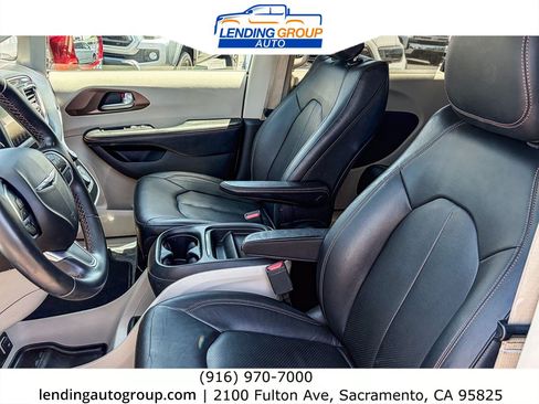 Used 2018 Chrysler Pacifica Touring-L FWD image 16