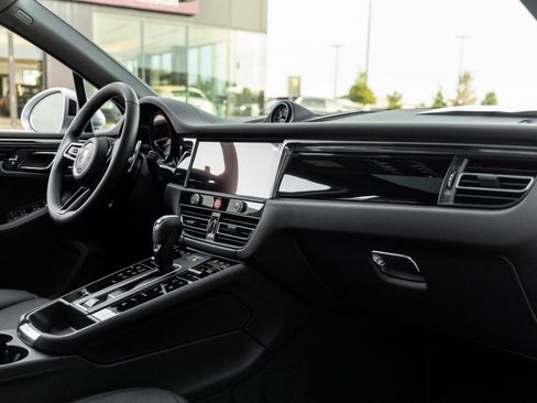 Certified 2026 Porsche Macan AWD/4WD image 38