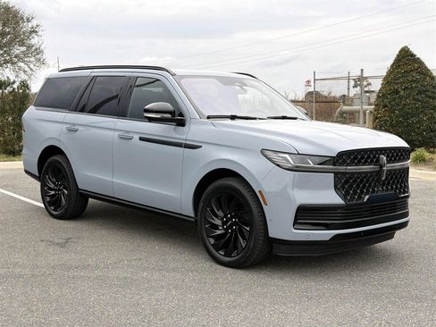 Used 2025 Lincoln Navigator Reserve w/ Jet Appearance Package image 7