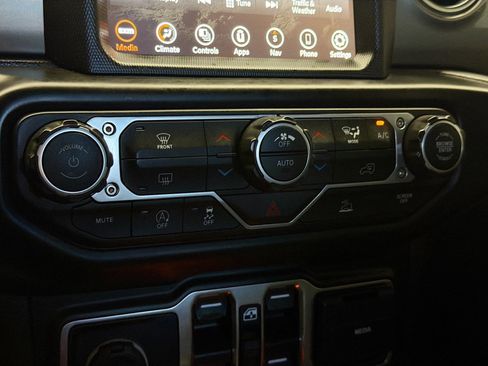 Used 2022 Jeep Gladiator Overland w/ Trailer Tow Package image 10