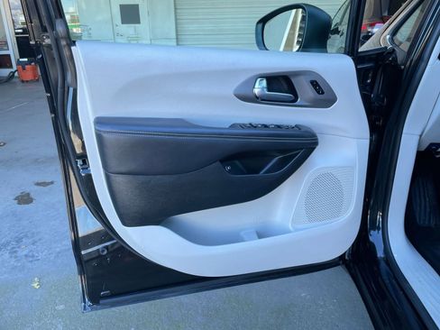 Used 2023 Chrysler Pacifica Touring-L image 18