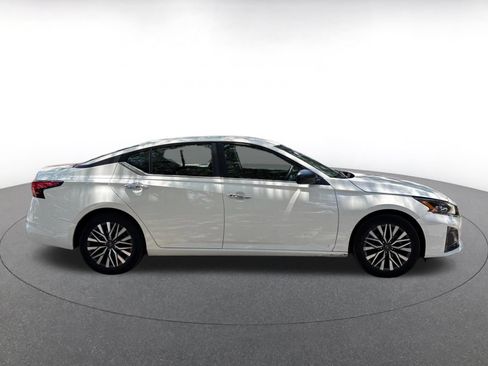 Used 2025 Nissan Altima 2.5 SV FWD image 8