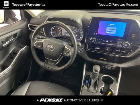Used 2023 Toyota Highlander XLE AWD/4WD image 5