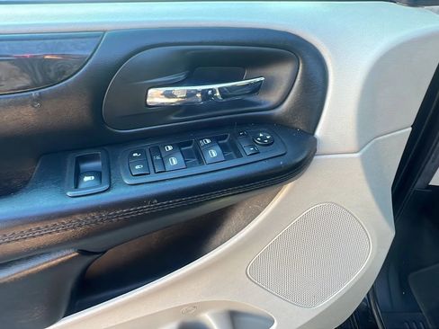 Used 2019 Dodge Grand Caravan SE w/ UConnect Hands-Free Group image 23