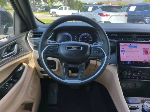 Used 2024 Jeep Grand Cherokee Limited w/ Black Appearance Package AWD/4WD image 16