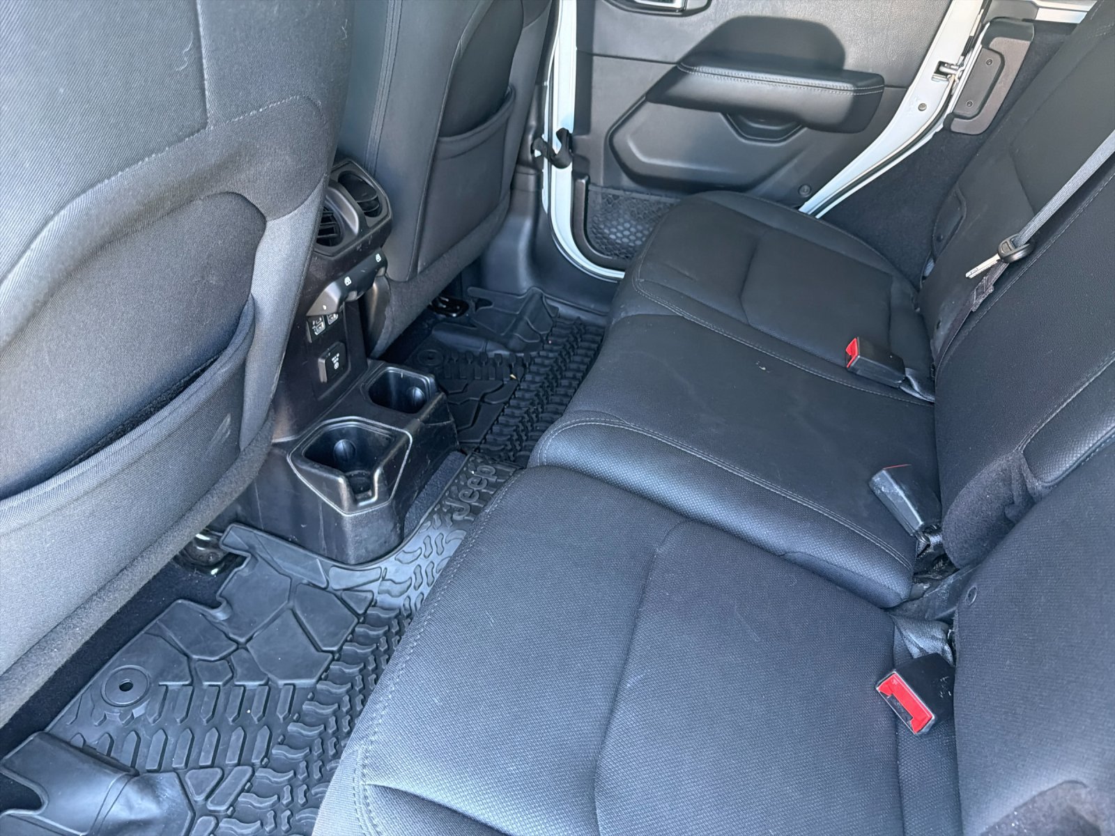 Used 2018 Jeep Wrangler Unlimited Sahara AWD/4WD image 14