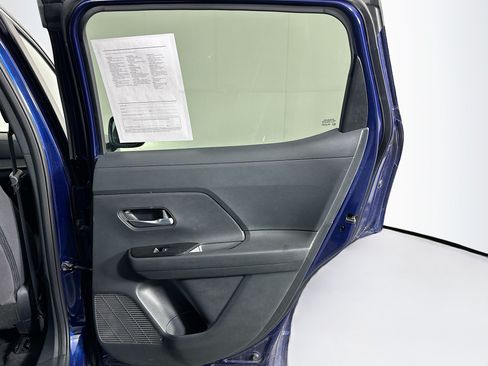 Used 2025 Nissan Kicks SV AWD/4WD image 29
