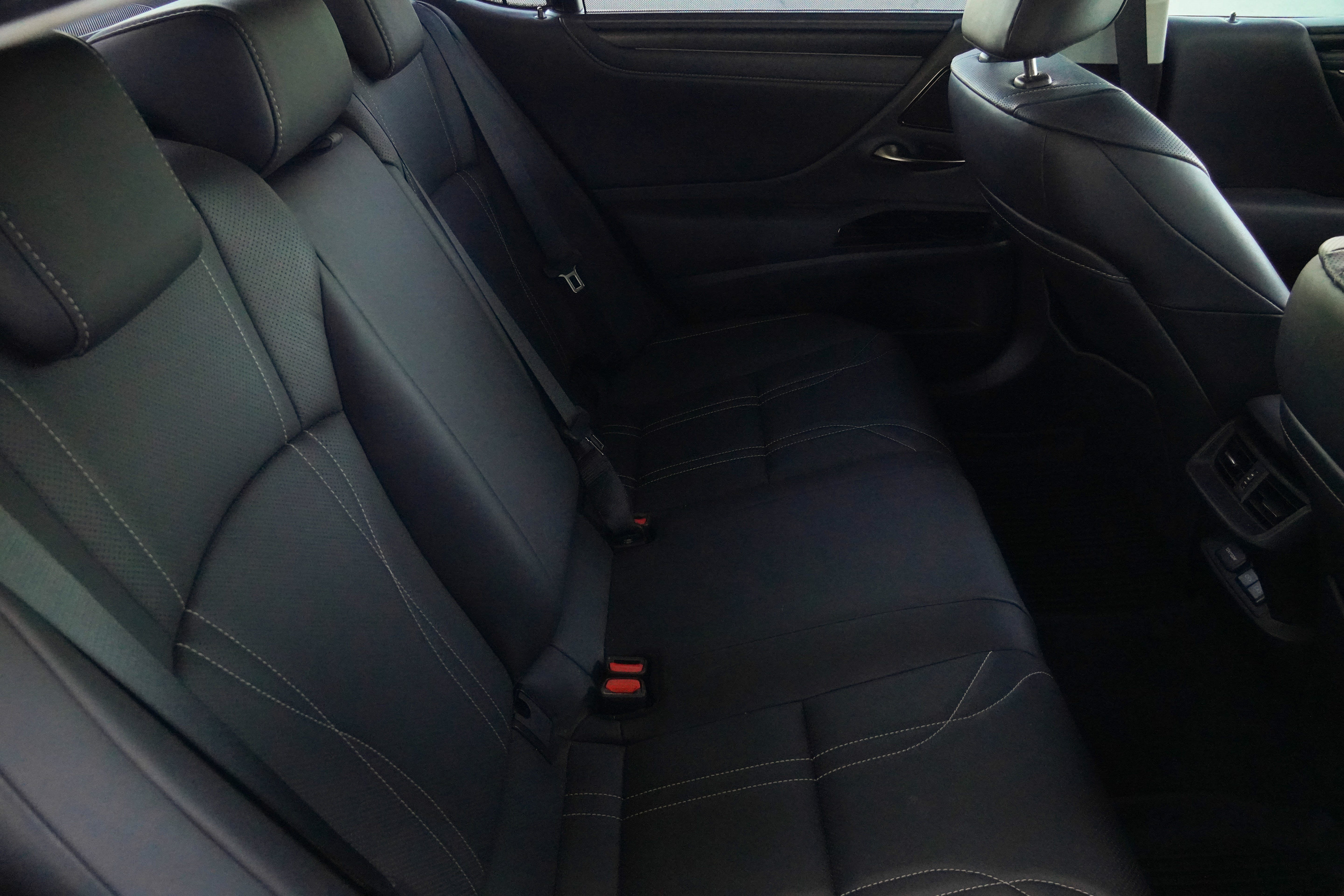 Used 2024 Lexus ES 300h Ultra Luxury w/ Accessory Package (Z2) FWD image 35