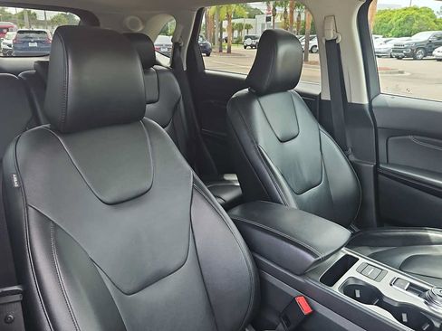 Used 2022 Ford Edge Titanium AWD/4WD image 25
