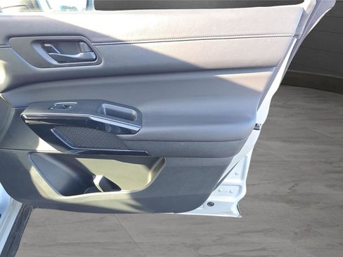 Used 2025 Nissan Pathfinder SV image 22