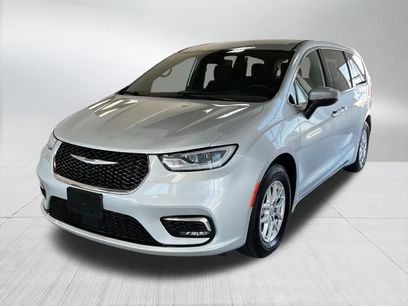 Used 2023 Chrysler Pacifica Touring