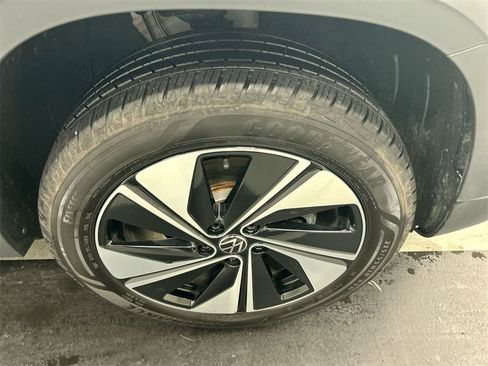 Certified 2025 Volkswagen Taos SE image 11