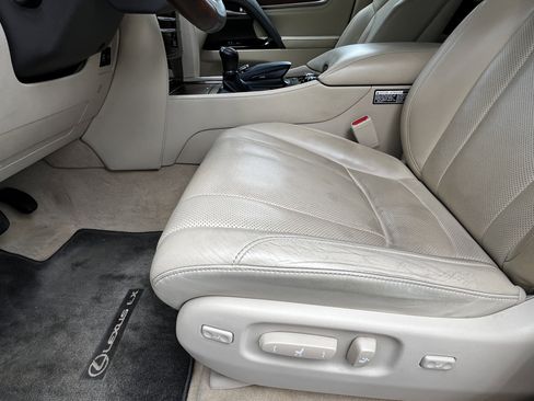 Used 2020 Lexus LX 570 4WD w/ Luxury Package image 17