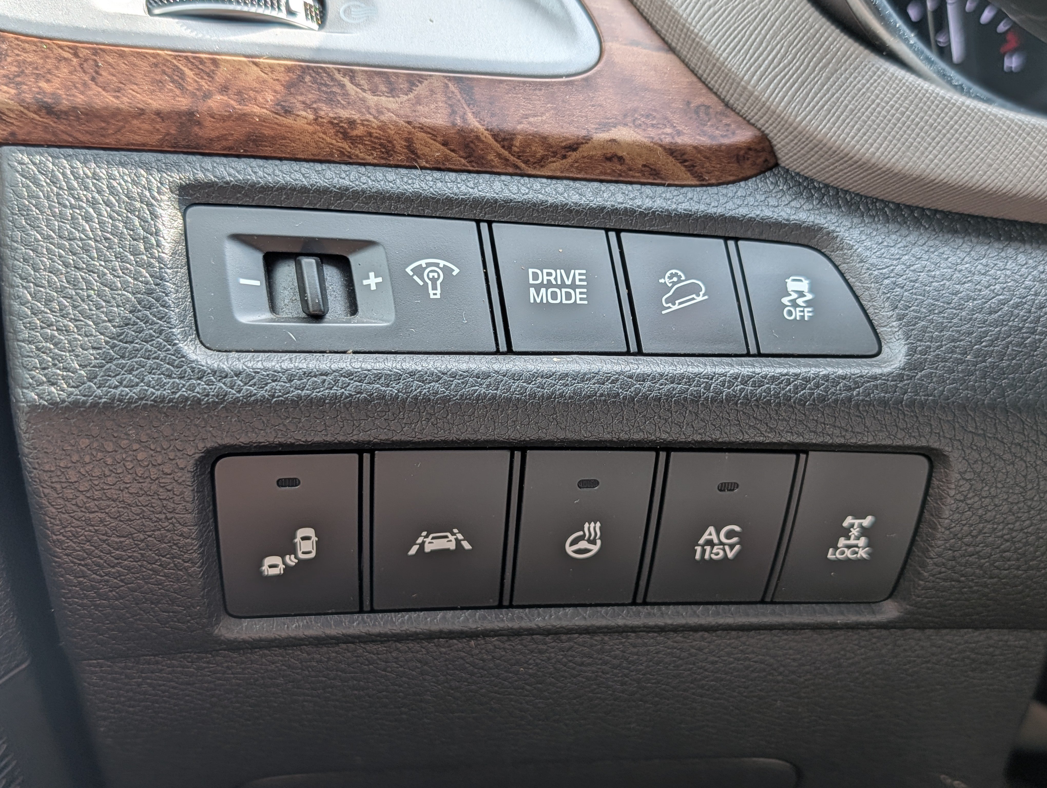 Used 2017 Hyundai Santa Fe Limited AWD/4WD image 26