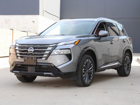 Used 2025 Nissan Rogue Platinum image 2