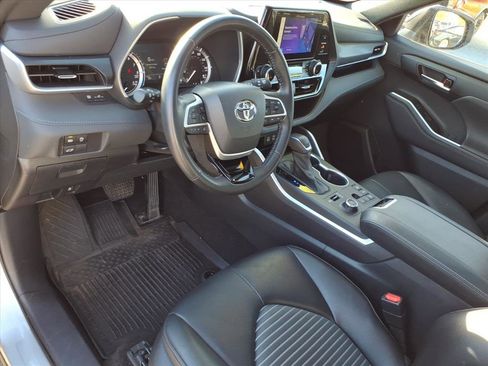 Used 2023 Toyota Highlander XSE AWD/4WD image 6