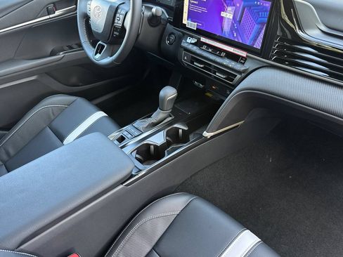 New 2026 Toyota Camry Hybrid FWD image 18