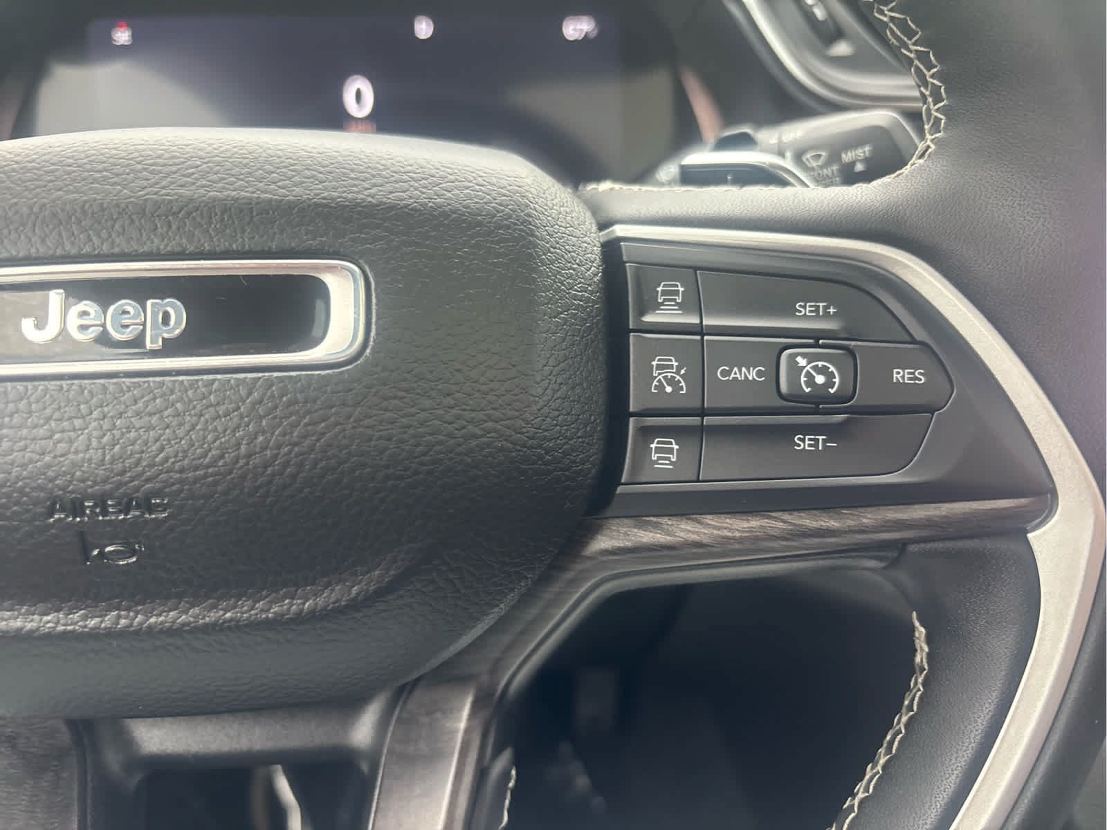 Used 2023 Jeep Grand Cherokee L Limited AWD/4WD image 24