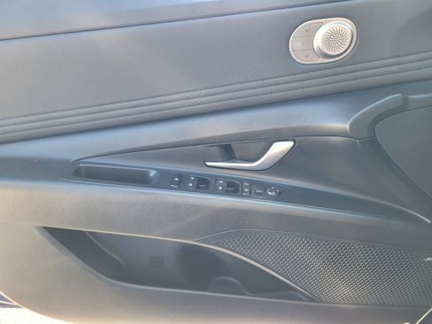 Used 2023 Hyundai Elantra Limited image 20