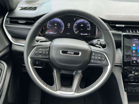 Used 2025 Jeep Grand Cherokee 4WD image 12