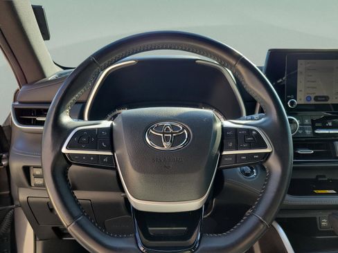 Used 2023 Toyota Highlander XSE FWD image 22